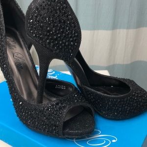 Woman’s black pumps SZ 7.5